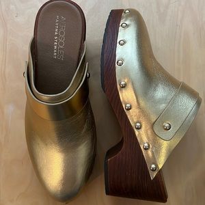 AEROSOLES Gold Clogs